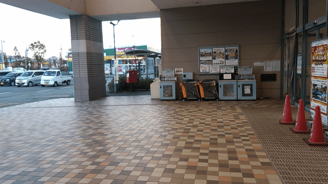 (外)正面入り口左側 販促プロモーションや物販に最適なスーパー店外催事イベントスペース