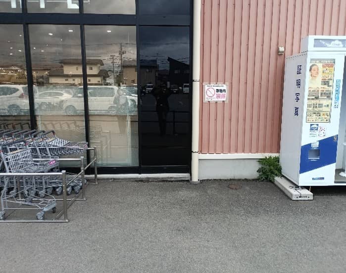 食品側入口 軒下 販促プロモーションや物販に最適なスーパー店外催事イベントスペース