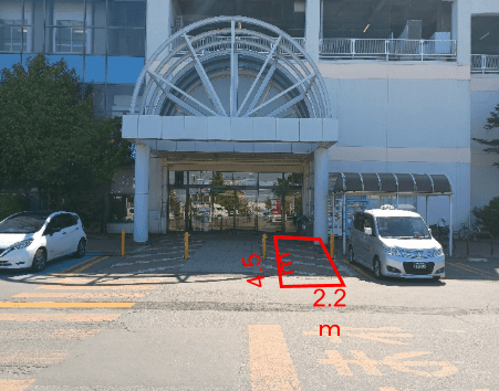 正面入口横(キッチンカー) キッチンカー出店に最適なスーパー店外催事イベントスペース