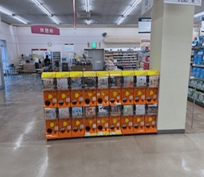 レジ後ろお客さま休憩所前 販促プロモーションや物販に最適なスーパー店内催事イベントスペース